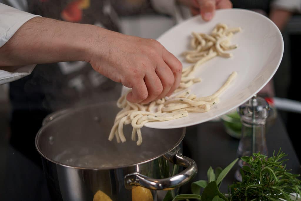 Francesca e Nunziata: Bretelline con fave al sugo di Datterini gialli Così Com’è