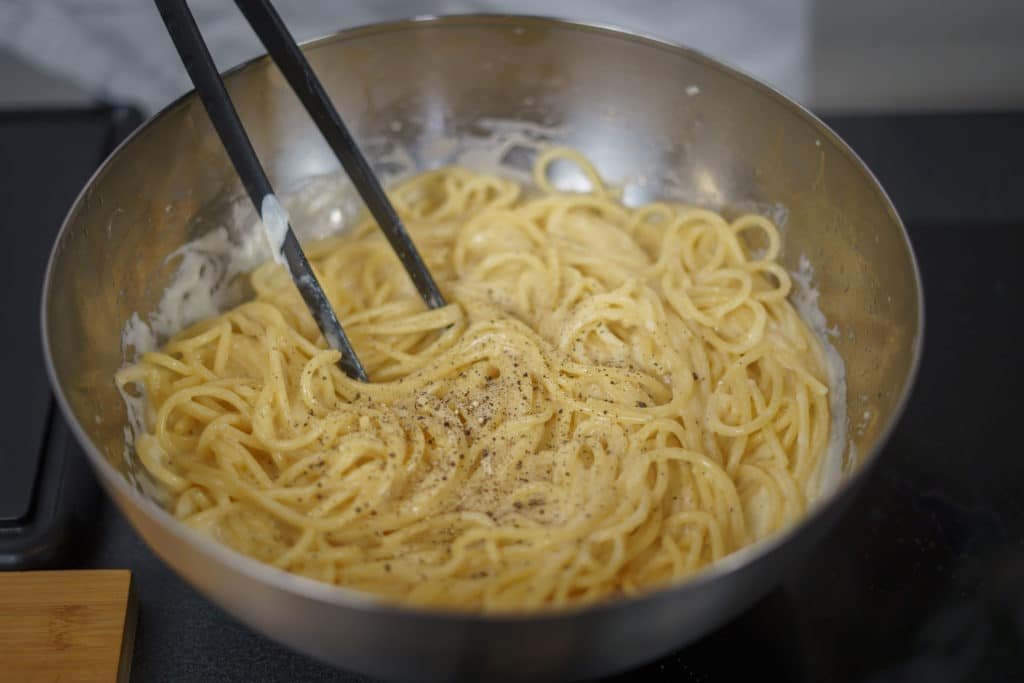 Inception: Cubotti di spaghetti cacio e pepe in crosta