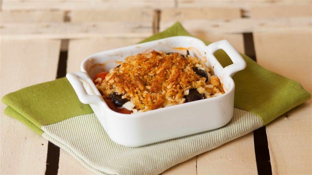 Feta al forno con pomodori Datterini, olive e crumble di grissini ...