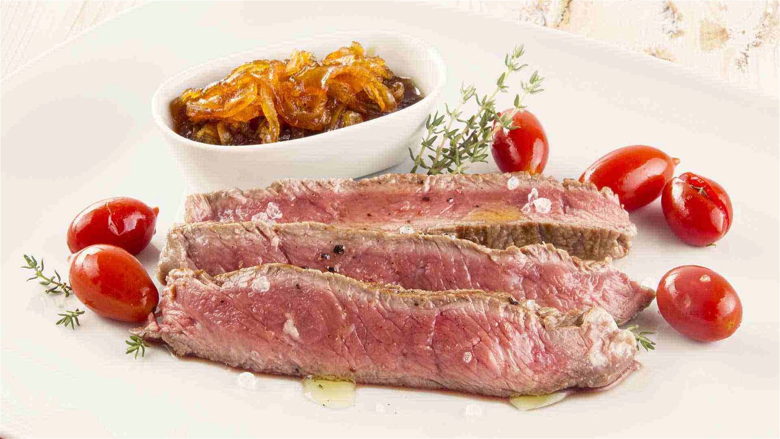 Grilled steak con cipolla caramellata e Datterino Naturale