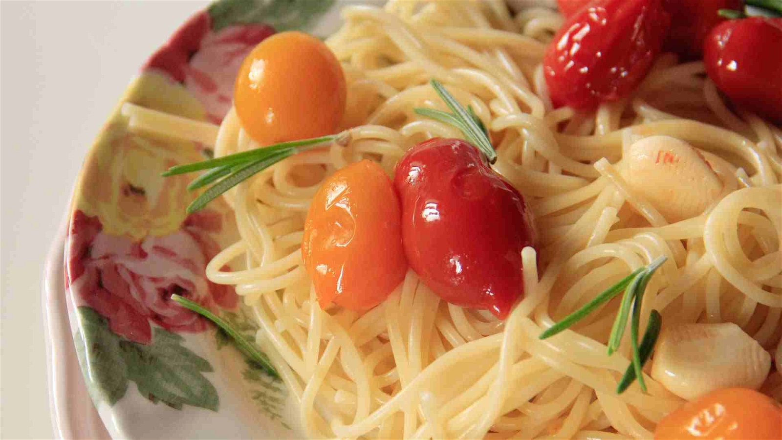 Spaghetti con pomodori grigliati all'aglio e rosmarino